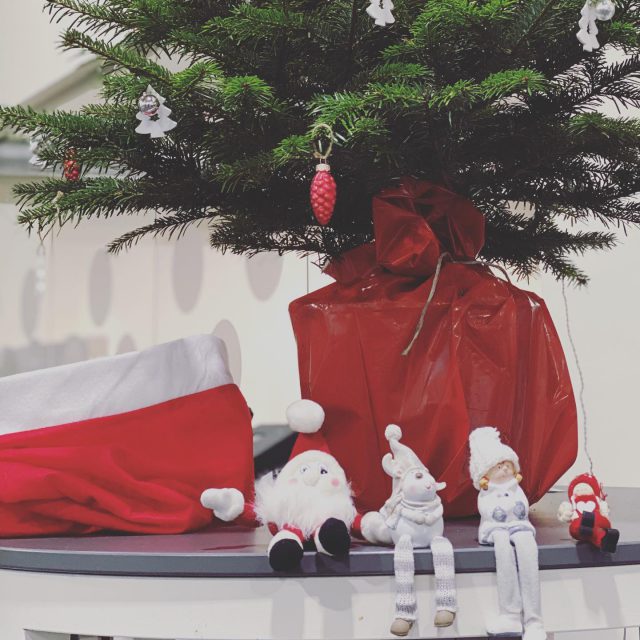 Christmas mood already at the office 🌲#christmas #christmasmood #lakameda #office #elves #christmasdecor