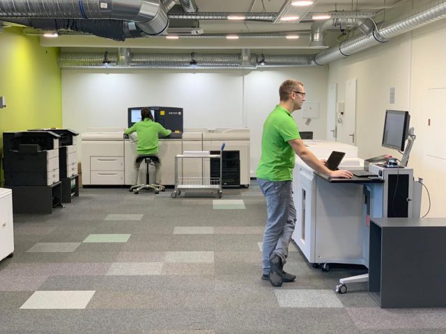 To deal with a demand for speed and quality Lakameda uses Xerox Nuvera and Xerox Versant 3100. #printers #printhouse #digitalprinting #lakameda